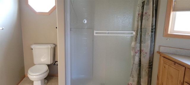 bathroom featuring baseboards, a shower with shower curtain, and toilet