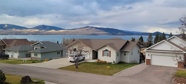 view of front facade featuring a mountain view, a garage, and a front yard