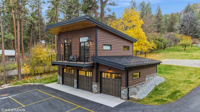 view of front facade featuring a front yard and a garage