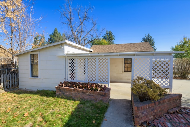 single story home with a front lawn