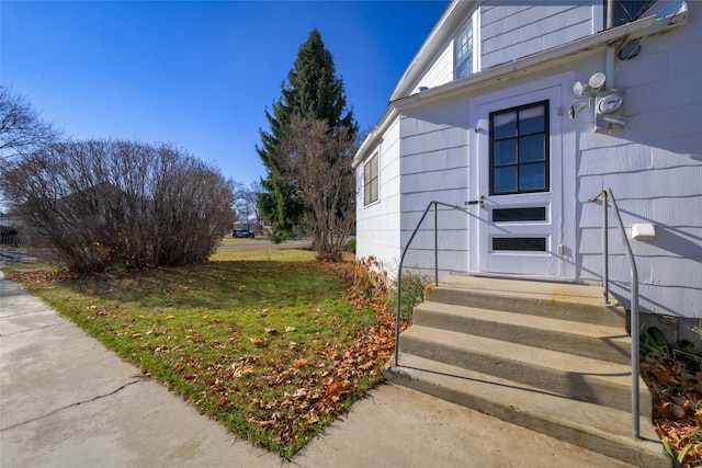 property entrance featuring a yard