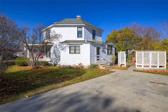 view of front of house featuring a front yard