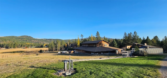 view of yard with a mountain view