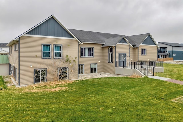 view of front of home featuring a front lawn