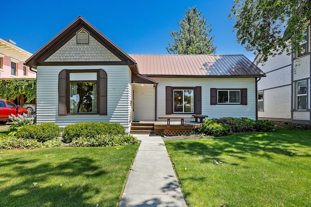 view of front of home featuring a front lawn