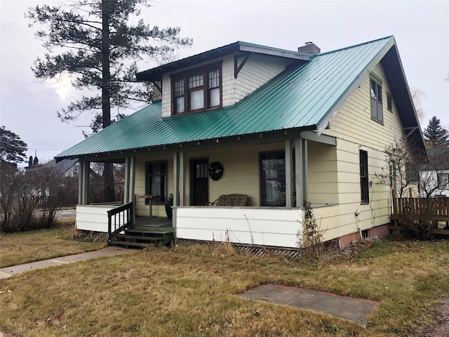 view of front of house featuring a porch and a front lawn