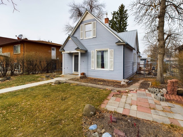 view of front facade with a front lawn