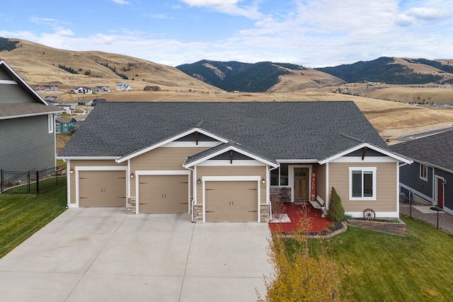 view of front of house featuring a mountain view and a front yard