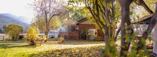 view of yard with a mountain view