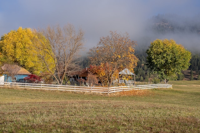 view of yard featuring a rural view