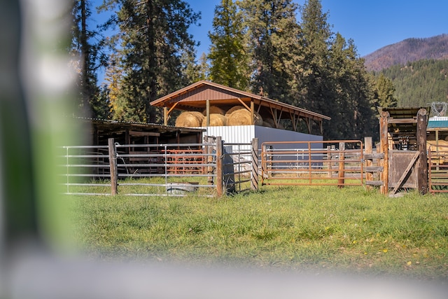 view of yard with a mountain view and an outdoor structure