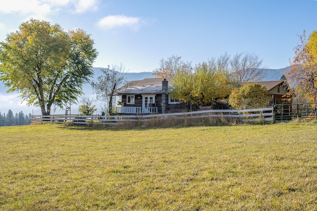 view of yard featuring a mountain view