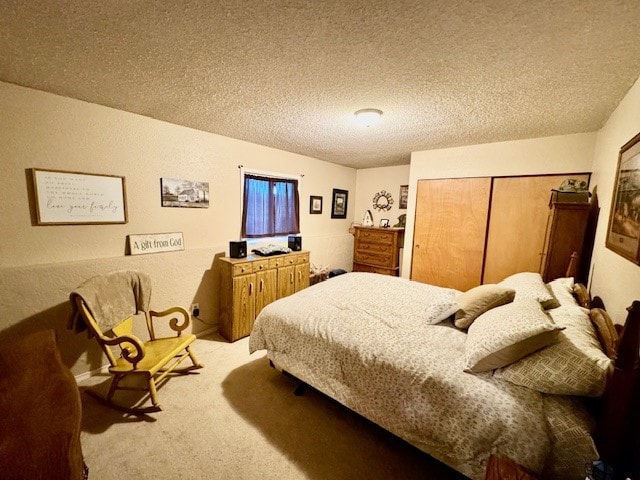 bedroom featuring light carpet, a textured ceiling, and a closet