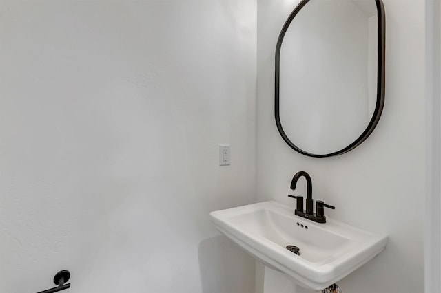 bathroom featuring a sink