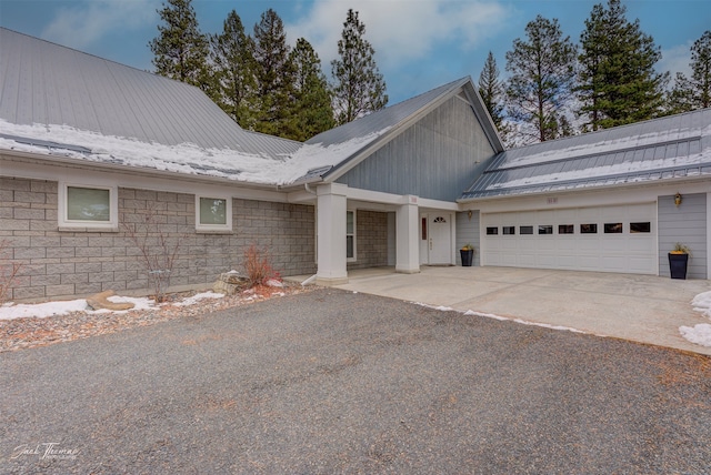 view of front facade featuring a garage