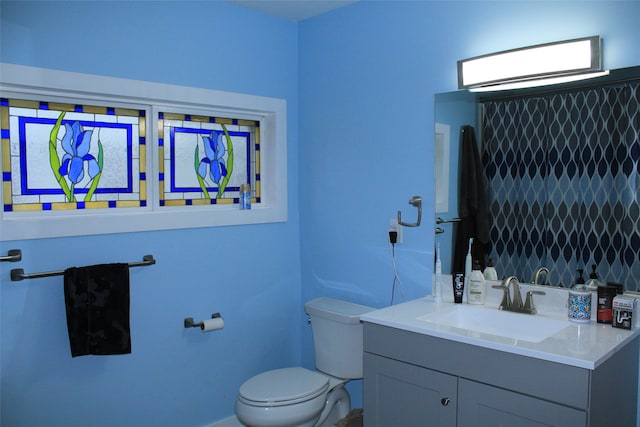 bathroom with a shower with curtain, vanity, and toilet