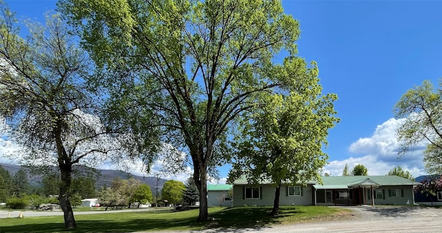 view of front of home with a mountain view and a front yard