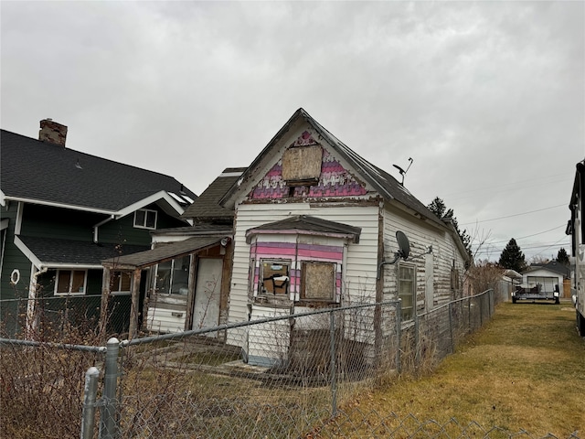 view of front of house with a front lawn