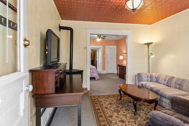 carpeted living room with ceiling fan