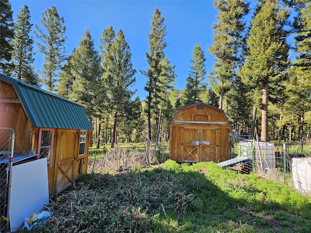 view of yard featuring a storage unit