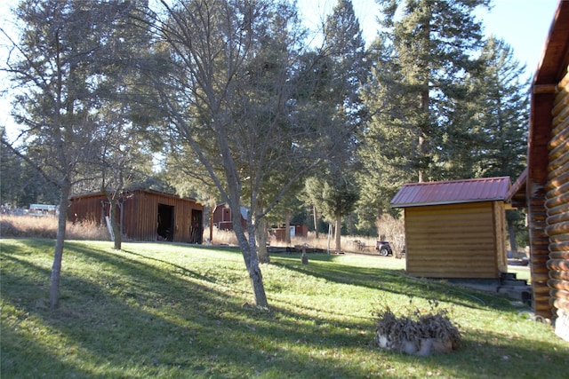 view of yard featuring an outdoor structure