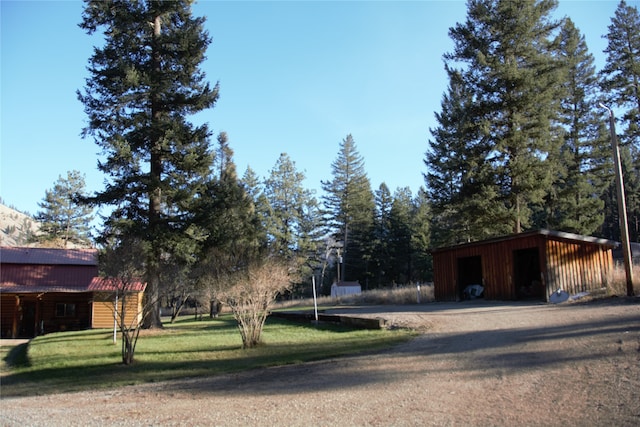 view of yard with an outbuilding