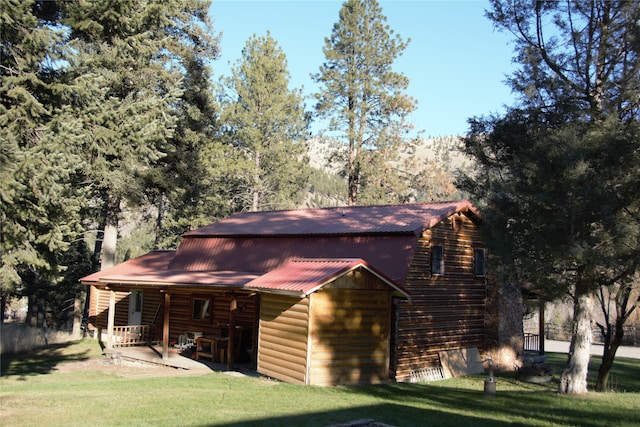 view of front of property featuring a front lawn