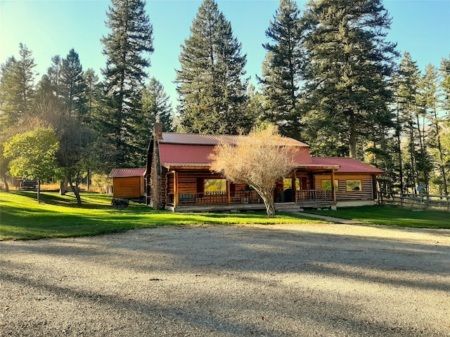 log-style house featuring a front lawn