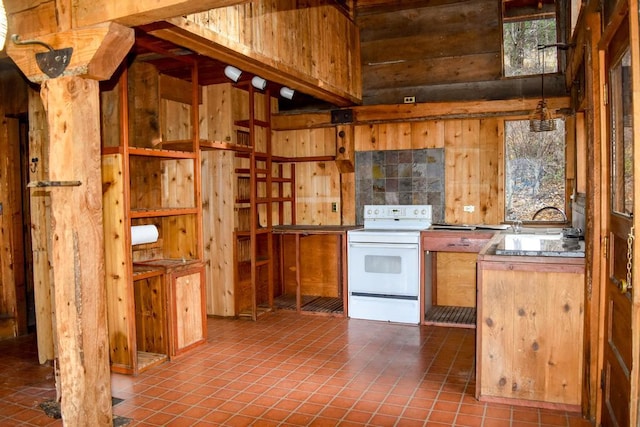 32927 Hellroaring Rd, Polson, MT 59860 - detailed view of wooden walls
