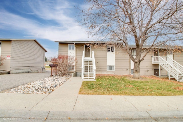 view of front of home with a front lawn