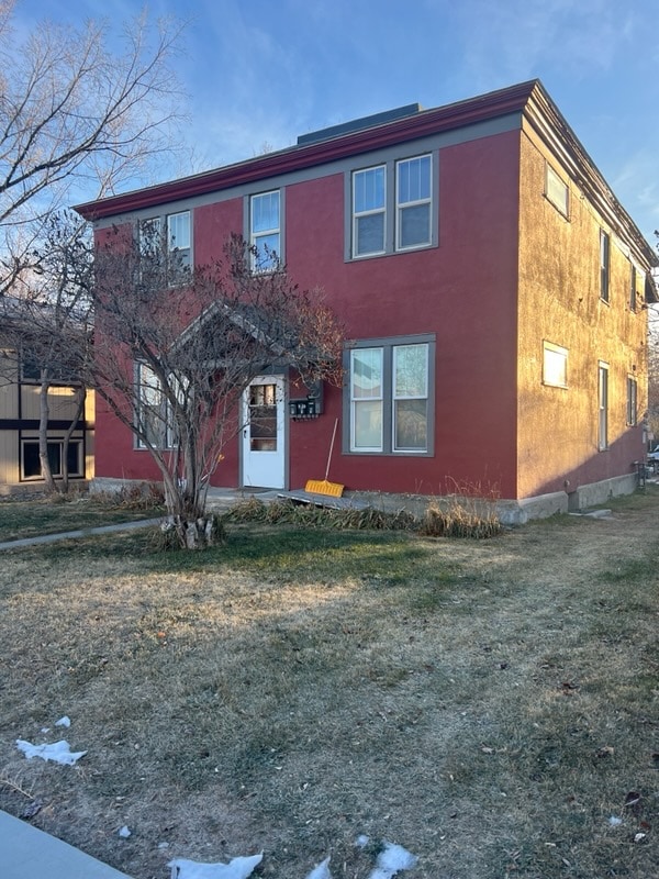 view of front of home featuring a front lawn