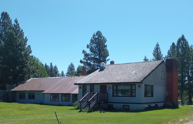 view of front facade featuring a front lawn