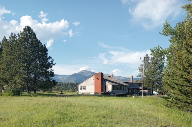 view of yard with a mountain view