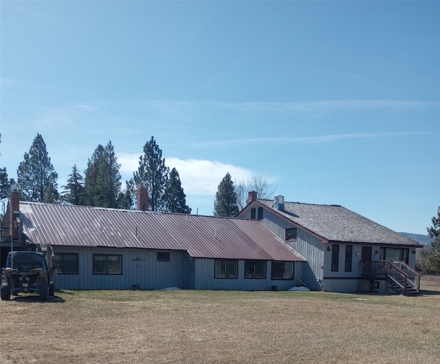 back of house featuring a yard