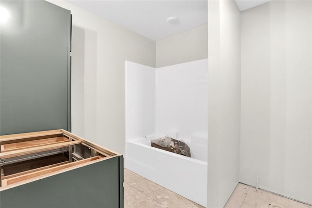 full bathroom featuring a washtub