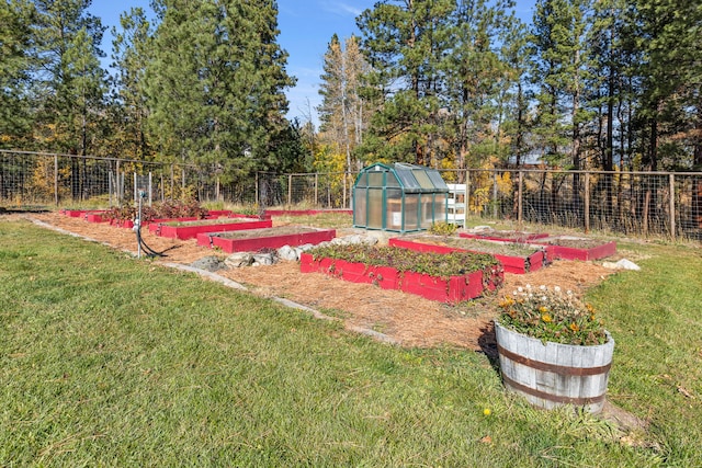 view of yard with an outdoor structure