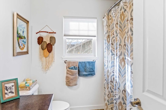 bathroom with a shower with curtain, vanity, and toilet