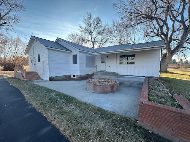 view of front of property with a front yard