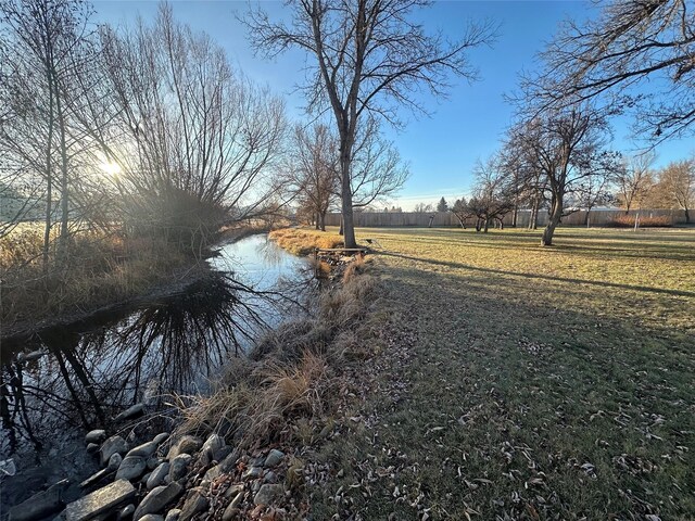 view of yard featuring a water view