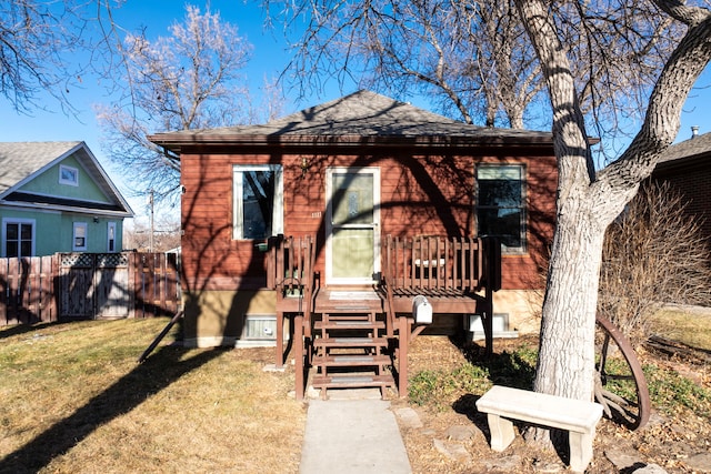 view of front of home featuring a front yard