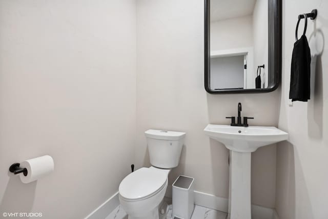 bathroom featuring toilet and sink