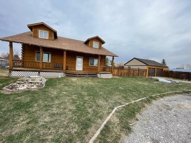 view of front of home featuring an outdoor structure and a front yard