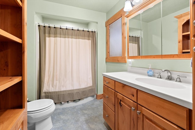 full bathroom with curtained shower, vanity, and toilet