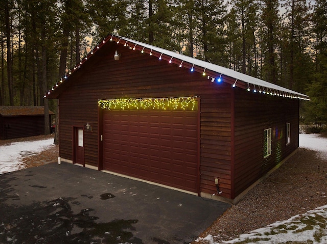 view of outdoor structure featuring an outbuilding