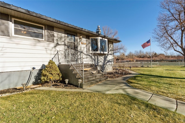 view of front of property with a front yard