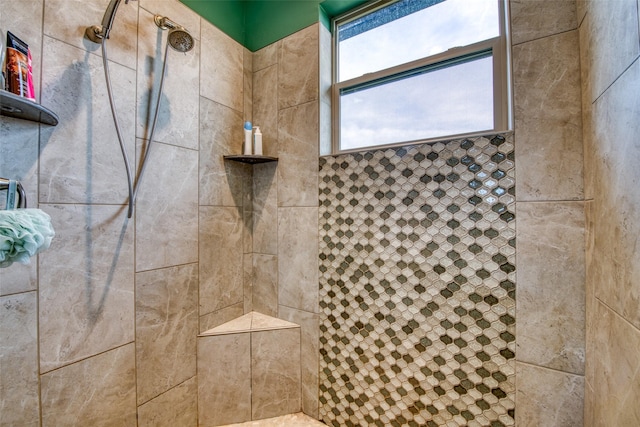 bathroom featuring a tile shower