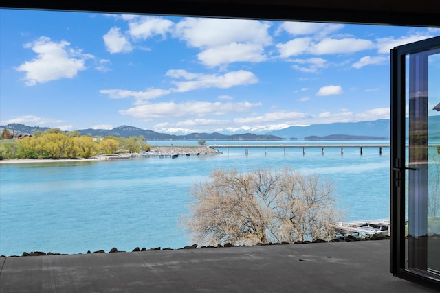 water view featuring a mountain view