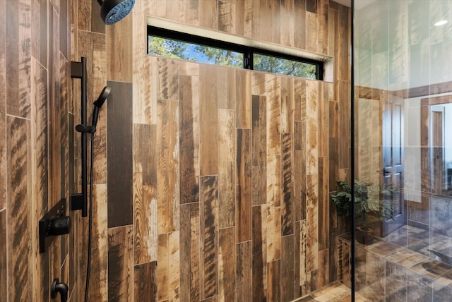 bathroom featuring tiled shower