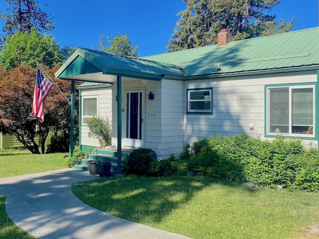 view of front of property with a front yard