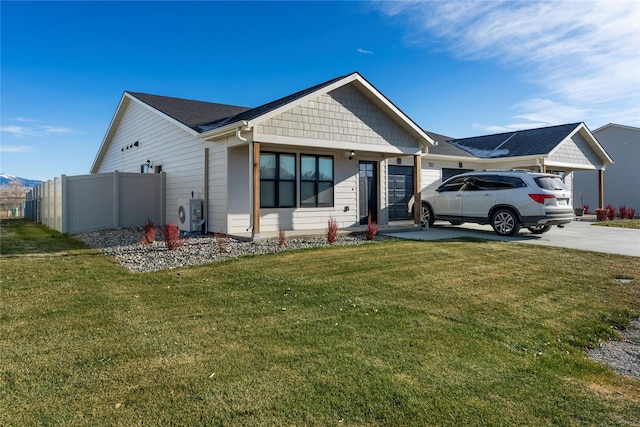 view of front of house featuring ac unit and a front yard